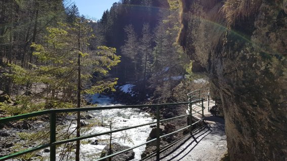 Weg in die Klamm mit Lichtschweif