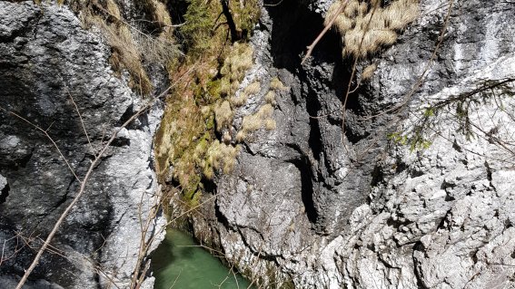Felswände am Tunnel