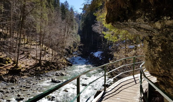 Sonnige Kurve Eingang Klamm