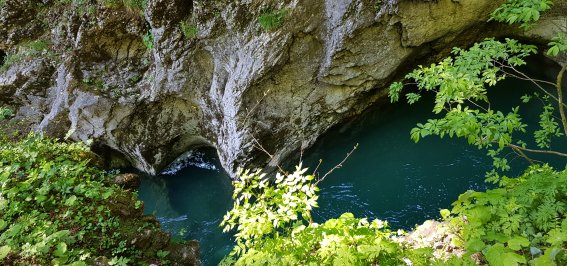 Blick nach unten Grenzbachfall, Blick nach unten, blaues Wasser, grüne Felsen