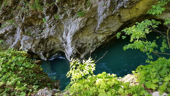 Blick nach unten Grenzbachfall, Blick nach unten, blaues Wasser, grüne Felsen