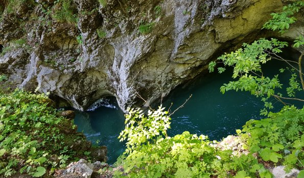 Grenzbachfall, Blick nach unten, blaues Wasser, grüne Felsen