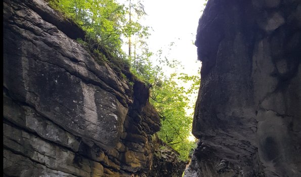 Weg durch die Klamm
