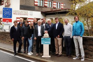 Drücken direkt auf der Grenze den Startknopf für die Klamm-Erlebniswelten Vertreter aus Oberstdorf und dem Kleinwalsertal (Fotog