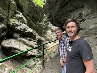 Johannes Zenglein und Industriekletterer Marc Segger stehen zwischen steilen Felswänden mitten in der Breitachklamm und blicken lächelnd in die Kamera.