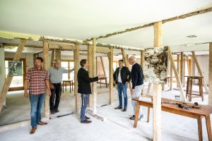 Vorstand Uli Soergel, Vorstandsvorsitzender Franz Rietzler, Betriebsleiter Dominik Fritz und Architekt Franz Vogler zeigen Europaminister Eric Beißwenger den aktuelle Stand des Umbaus der Walserschanz