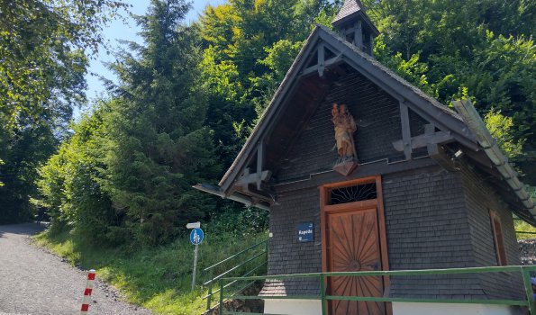 Die Christophorus-Kapelle der Breitachklamm umgeben von Bäumen, ideal für einen Moment der Ruhe.