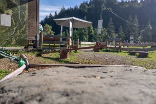 Ein sonnige in den Bergen, umgeben von Natur und einem liebevoll angelegten Spielbereich.