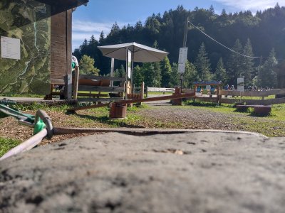 Ein sonnige in den Bergen, umgeben von Natur und einem liebevoll angelegten Spielbereich.