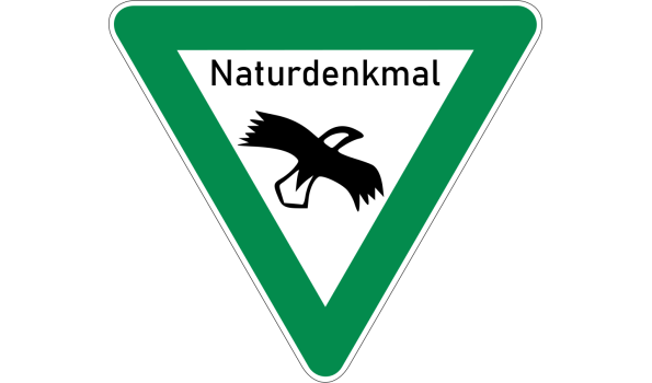 Das Schild zeigt, dass es sich um ein Naturdenkmal handelt. Es informiert über Schutzmaßnahmen in der Umgebung.