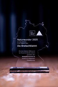Eine Auszeichnung für die Breitachklamm Allgäu/Kleinwalsertal steht auf einem Tisch. Es ist ein symbolischer Moment der Anerkennung.