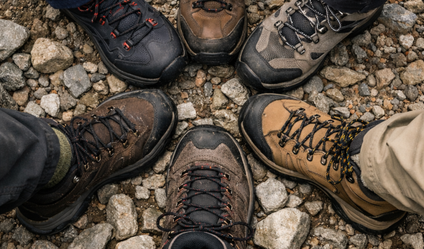 Festes Schuhwerk 6 Füße mit Wanderschuhen