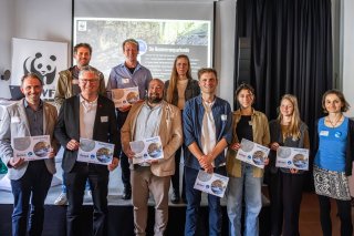 Übergabe der Nominierungsurkunde Gewässerperle Plus Vertreter der Breitach stehen zusammen und zeigen ihre Nominierungsurkunden der Flussfeier des WWF in Kempten