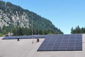 Photovoltaikplatten auf dem Dach des Eingangsgebäude in Tiefenbach