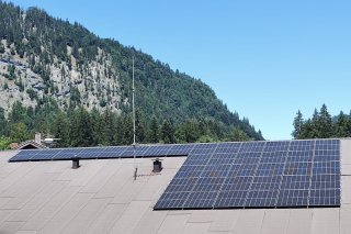 Photovoltaikplatten auf dem Dach des Eingangsgebäude in Tiefenbach