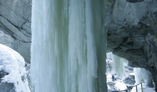 Imposante Eisvorhänge Reisende Wasserfälle werden im Winter zu imposanten Eisvorhängen.