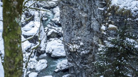 Ein Blick in die winterliche Klamm