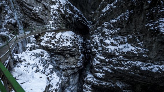 Enge schneebedeckte Felsen der Breitachklamm