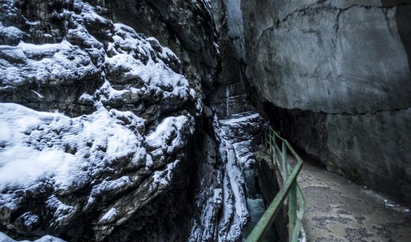 Durch die Felsen der Breitachklamm im Winter
