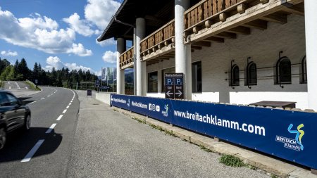 Parkplatz Banner Hauswand Walserschanz