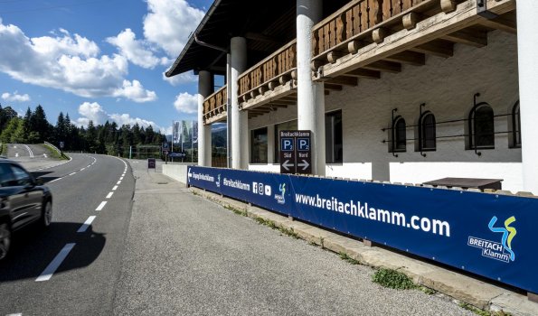 Parkplatz Banner Hauswand Walserschanz