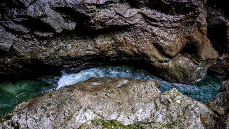 Das Wasser frisst sich einen Weg durch die Breitachklamm