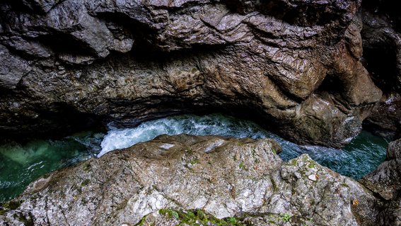 Das Wasser frisst sich einen Weg durch die Breitachklamm