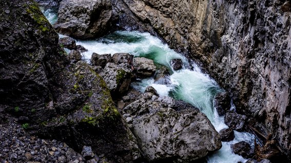 Breitachklamm Sommer Wasser und Felsen