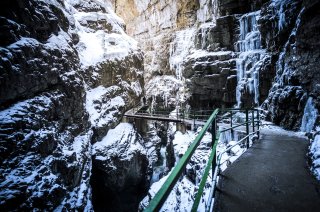 Zwingbrücke in der Breitachklamm mit Schnee