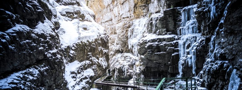 Zwingbrücke in der Breitachklamm mit Schnee