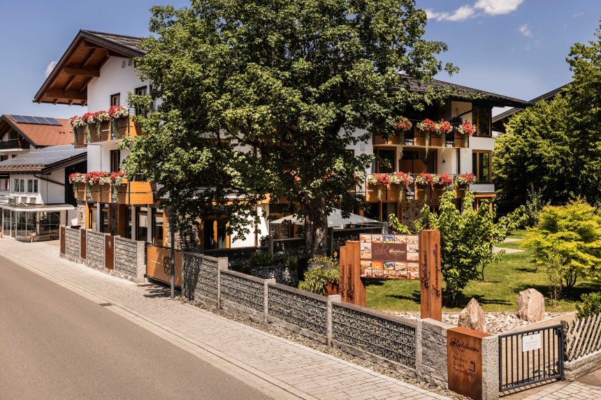 CASATINA Hausansicht-mehrHaus Sommer