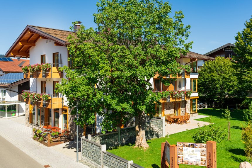 Casatina Hausansicht Sommer - Ferienwohnungen Casatina Oberstdorf