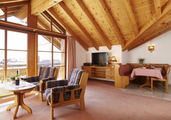 Ferienwohnungen im Zentrum Oberstdorf Haus Central gemütliche Dachgeschoßwohnung mit Blick auf die Schanze