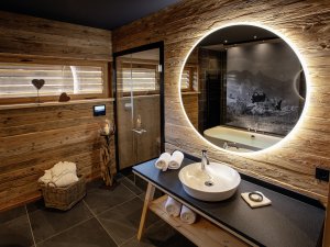 Badezimmer im Chalet Bearglar mit Zugang zur Sauna