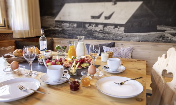 Genuß mit unserem regionalen Frühstückskorb im Chalet Sennar, adults only, nur für Erwachsene. Spezialiäten aus unserer Region.