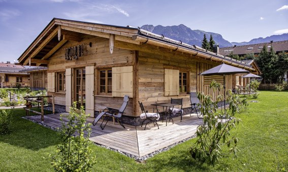 Alpglück Chalet Sennar umgeben von Grünflächen und Bergen in Oberstdorf im Allgäu, Adults only, Urlaub nur für Erwachsene, mitten in der Natur.