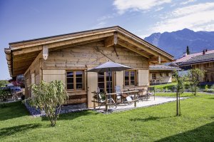 Alpglück Chalet Hoibar umgeben von Grünflächen und Bergen in Oberstdorf im Allgäu, Adults only, Urlaub nur für Erwachsene, mitten in der Natur.
