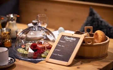 ... und der Frühstückskorb kommt jeden morgen ganz leise zu Dir ins Chalet