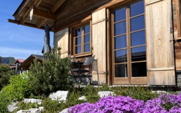 Unser Alpinum wetteifert mit unseren Altholz-Chalets