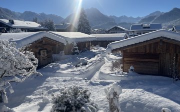 Idyllisch liegen unsere Alpglück Chalets im Winterkleid