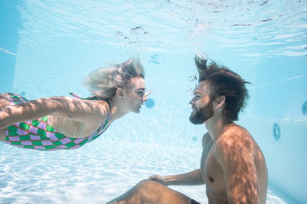 Underwater Love im Freiberg Pool