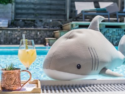 Pool mit Hai und Cocktail