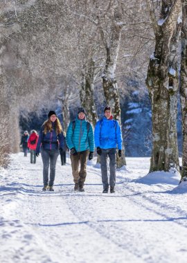 Winterwandern im verschneiten Oytal