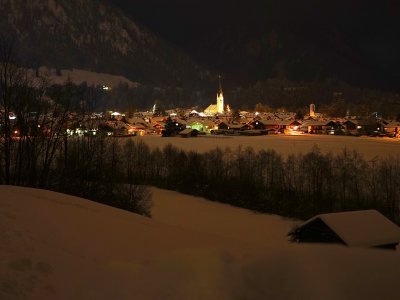 Blick auf die Kirche bei Nacht