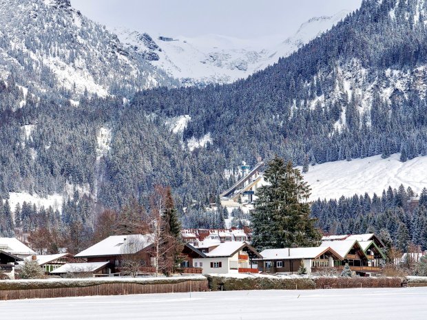 Blick auf das verschneite Nebelhorn und die Schanze