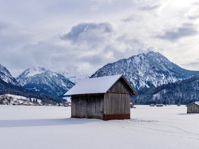 Eine der Zahlreichen Hüttchen in den Wiesen vor Oberstdorf