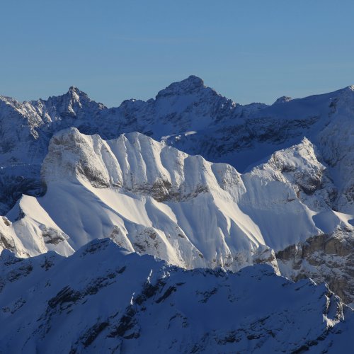 Grandiose Aussichten auf die verschneiten Gipfel