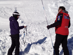 das LVS-Gerät zeigt die Position des Verschütteten