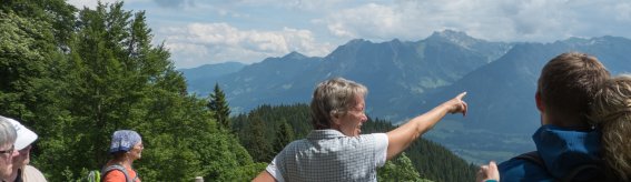 Irmela Fischer erklärt die Bergwelt