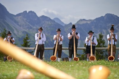 Alphornspiel mit Bergpanorama